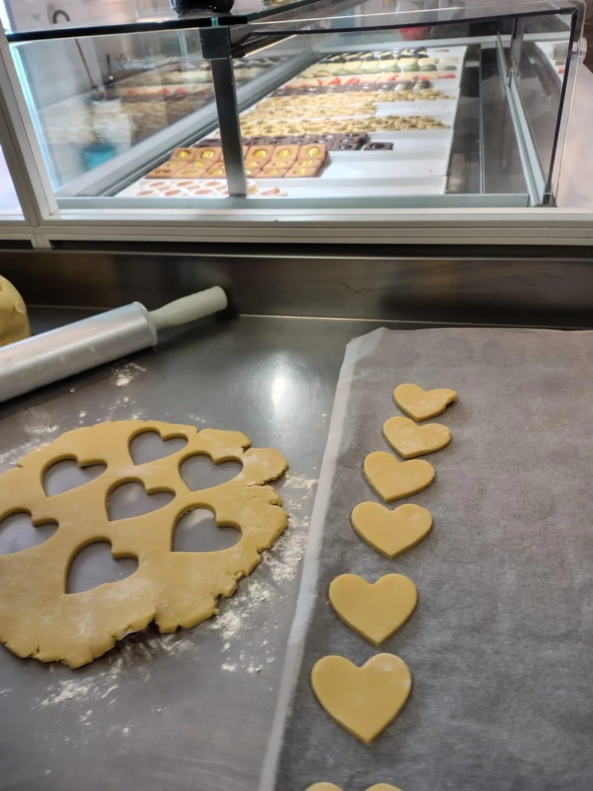 Biscotti a forma di cuore preparati nel laboratorio