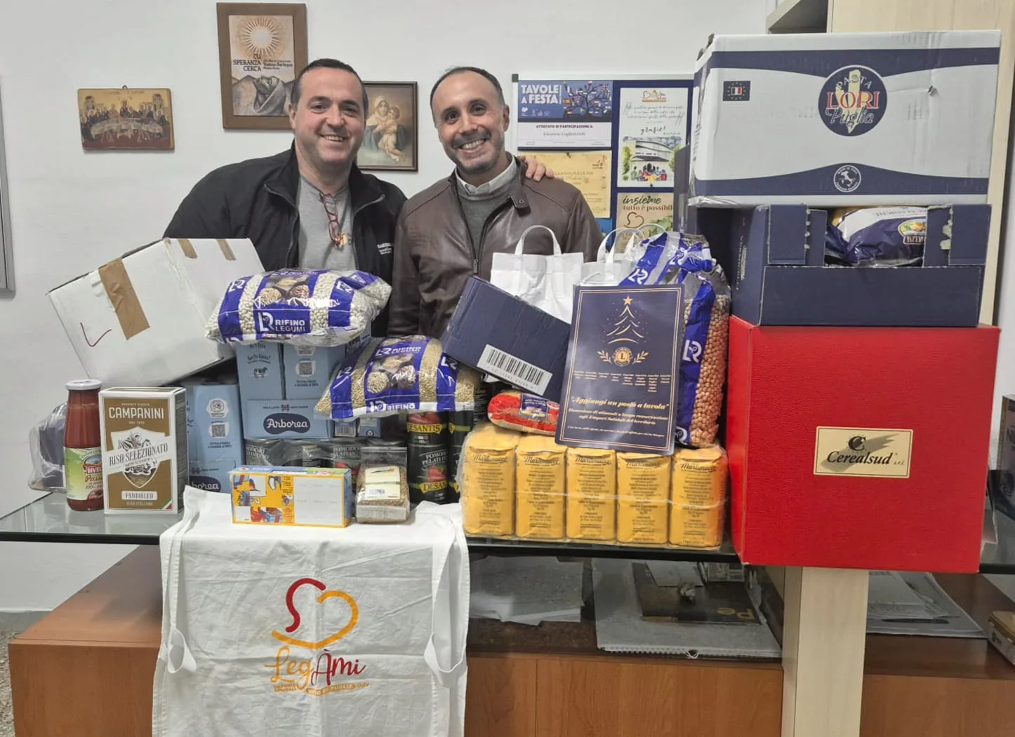 Consegna dei generi alimentari da parte dei volontari