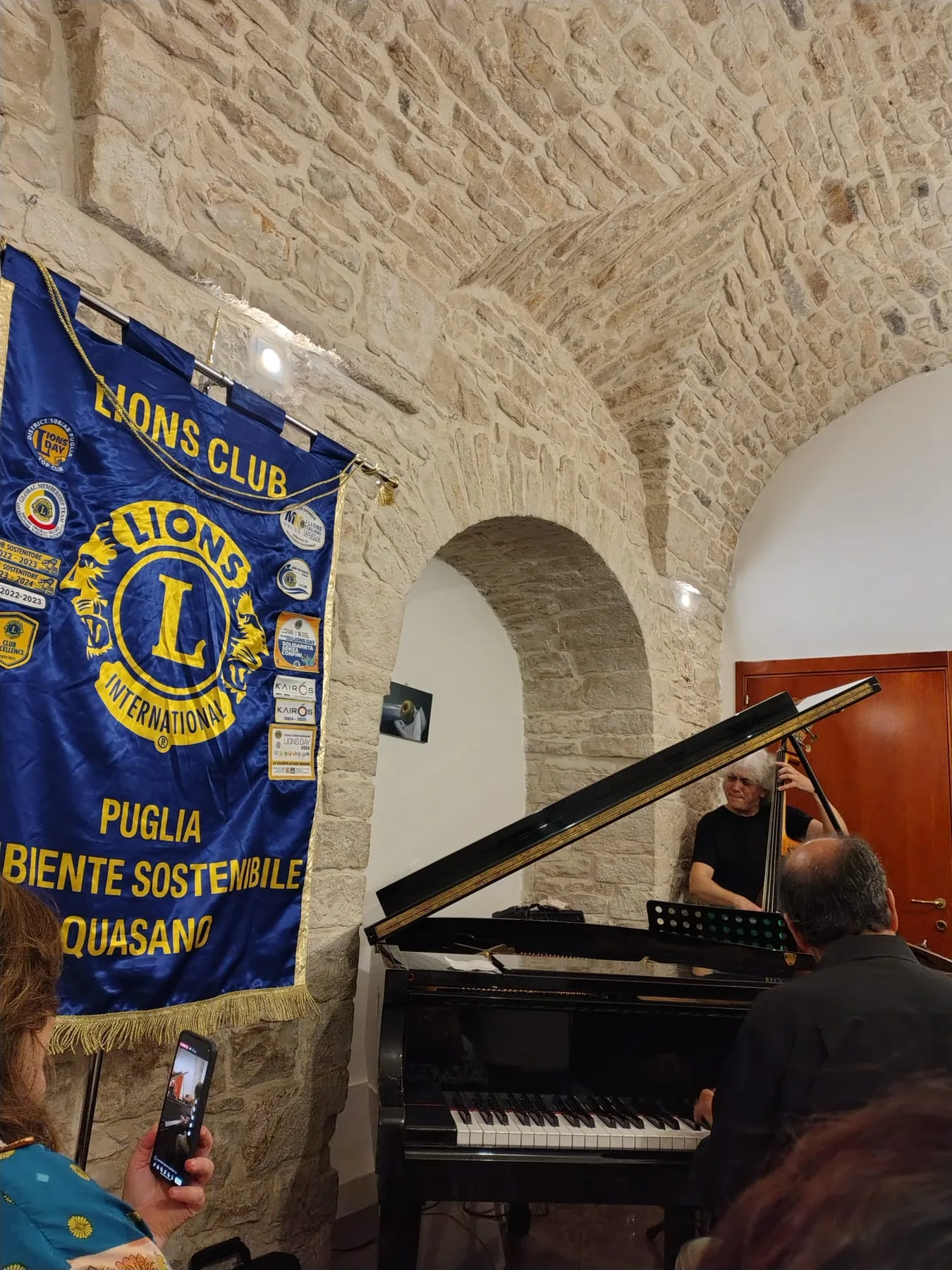 Il trio jazz sul palco durante la serata musicale