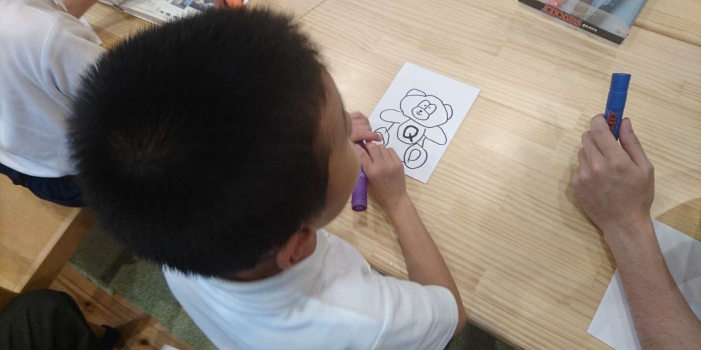 Un bambino partecipa a un’attività educativa