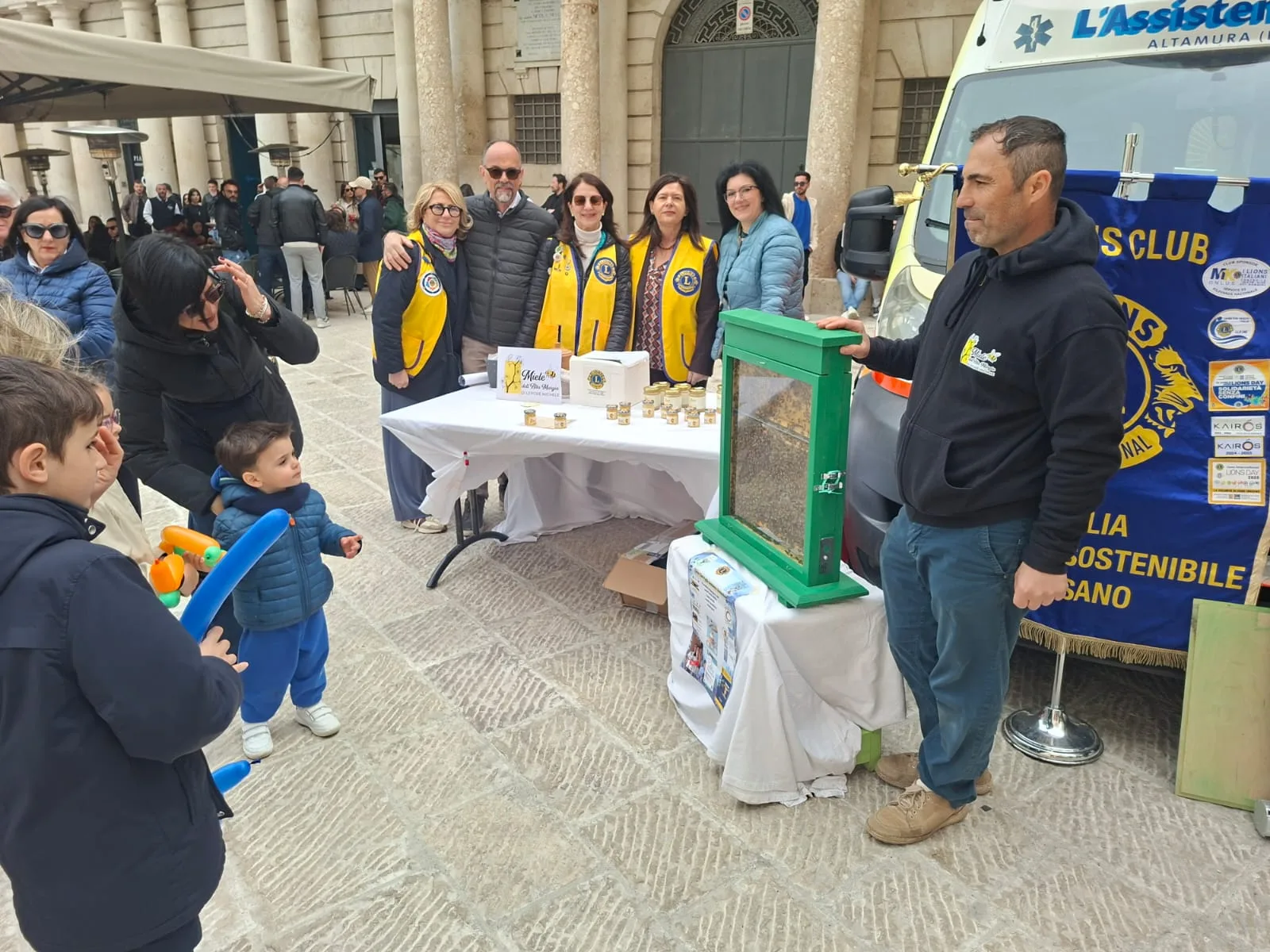 Cittadini in piazza durante la mattinata del Lions Day