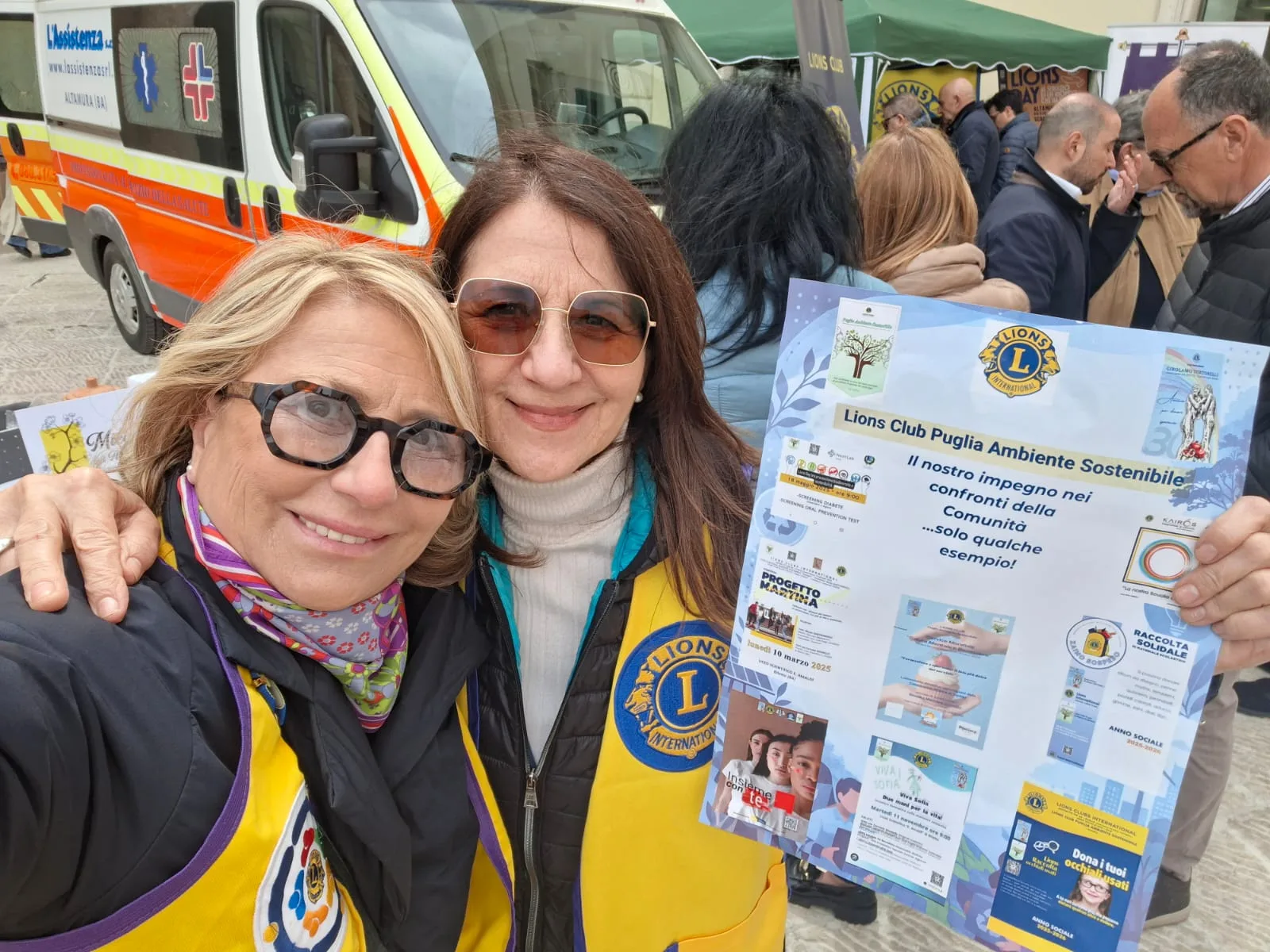 Volontari che offrono informazioni ai cittadini