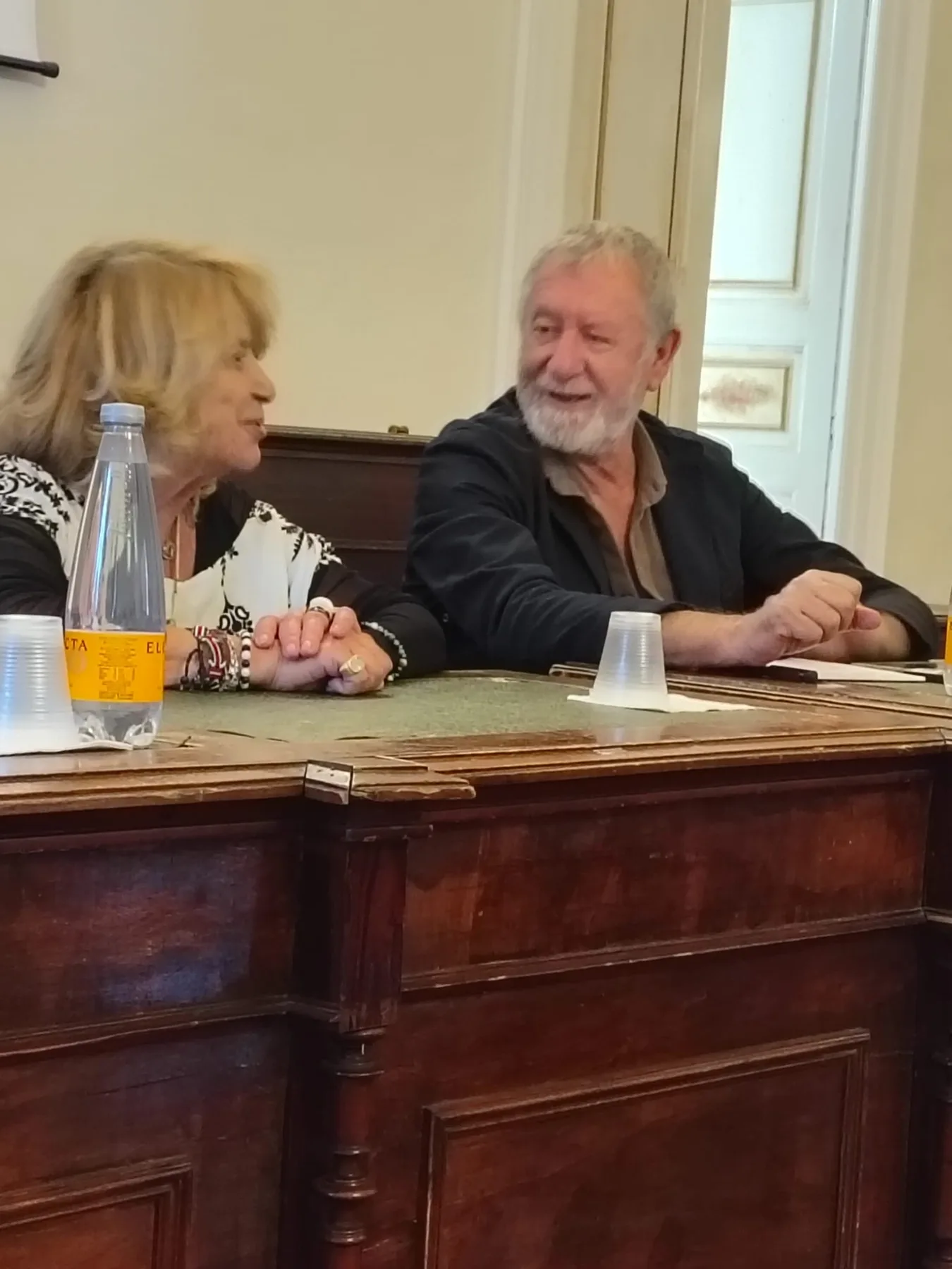 L’autrice e i partecipanti all’incontro