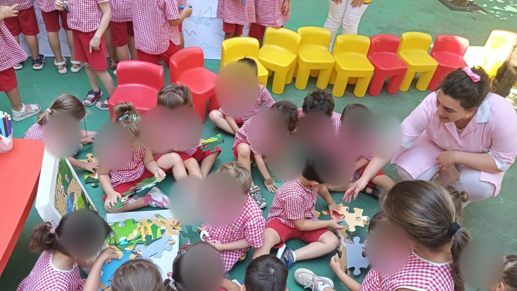 Laboratorio creativo con insegnanti e volontari; i volti dei minori sono oscurati