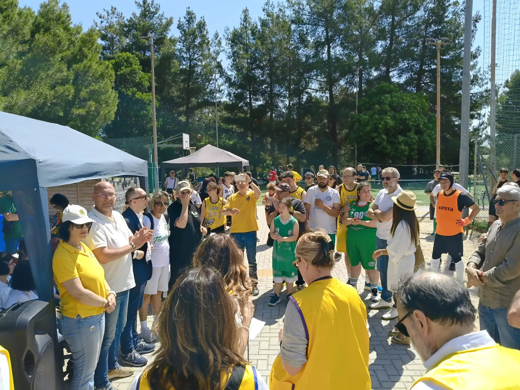 La comunità riunita durante la Festa della Solidarietà