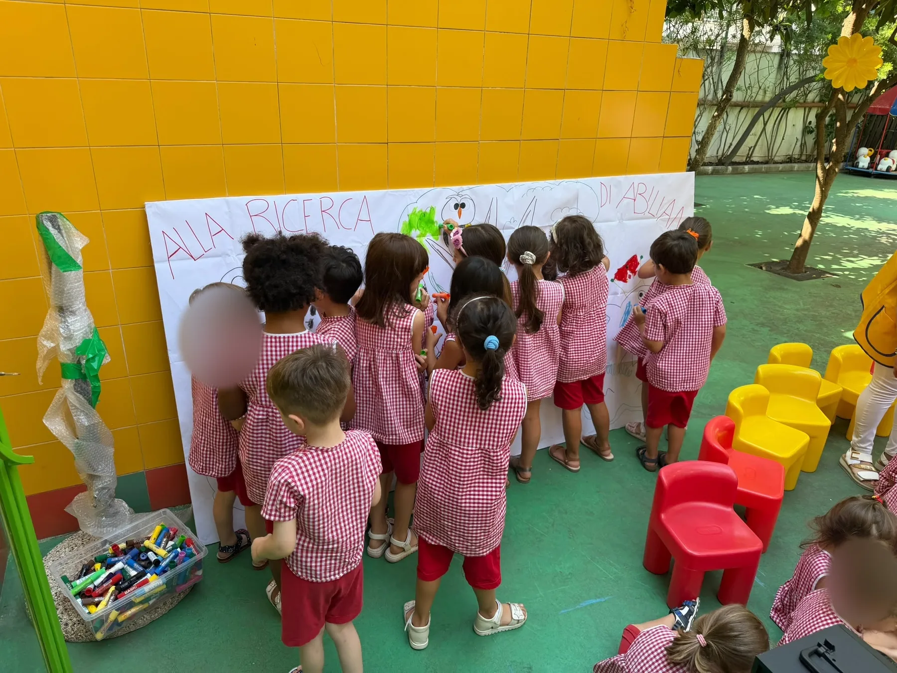 Bambini al lavoro sui materiali del percorso; i volti dei minori sono oscurati
