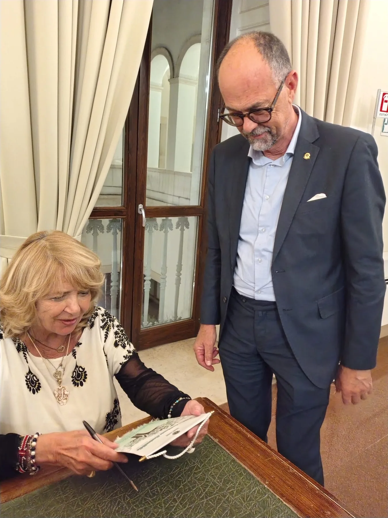 Firma delle copie del libro al termine dell’incontro
