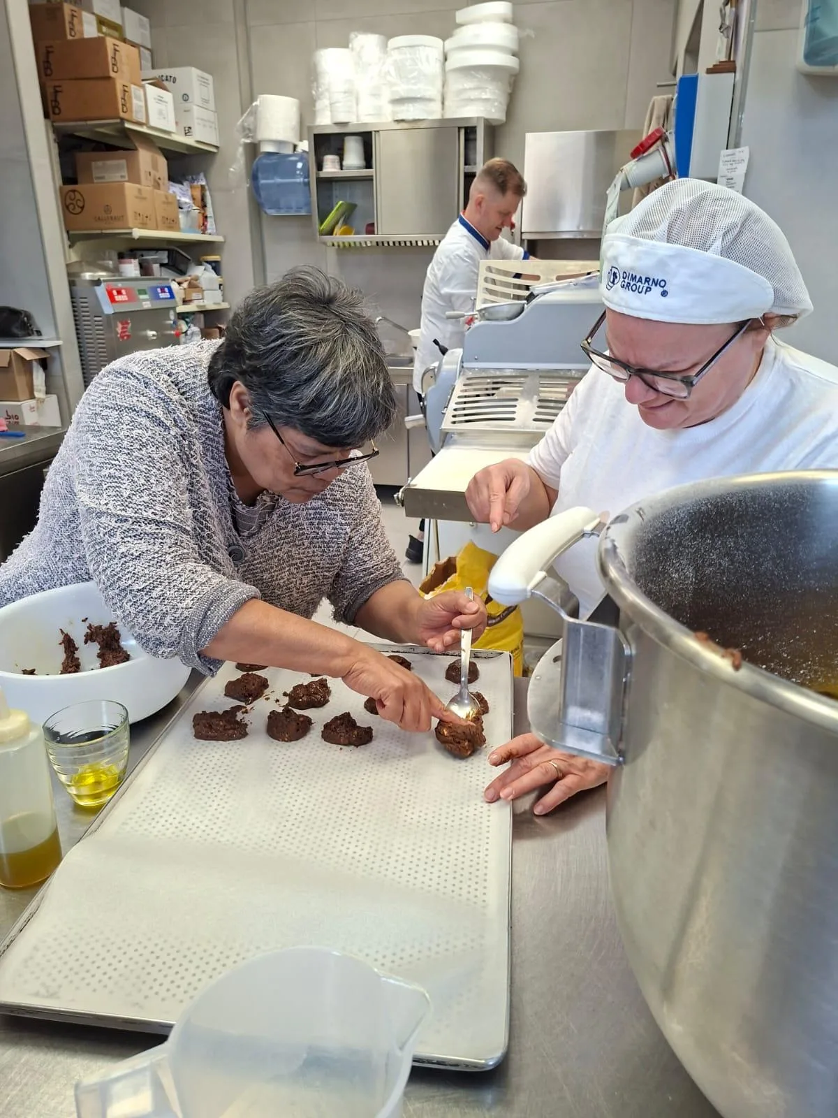Partecipanti e artigiani pasticcieri durante la lavorazione