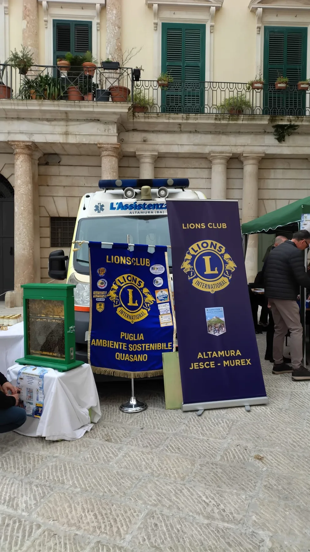 Stand informativo dei Club Lions in piazza